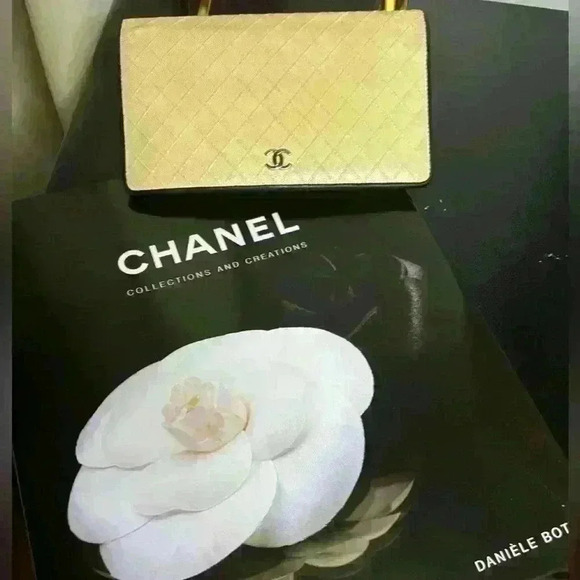 EUC Chanel Ivory quilted wallet. Comes with original ID card.Chanel box included - Picture 9 of 15